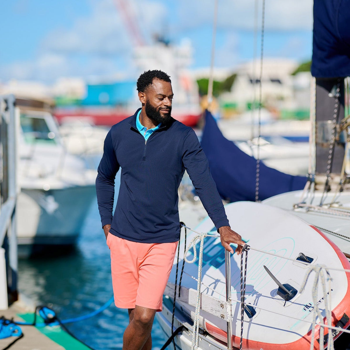 TABS_Bermuda_sweater_navy_front_leaning